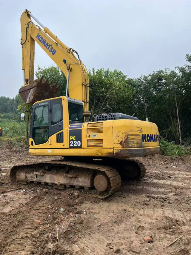 Buy Komatsu PC220-8M0 Used Excavator / 3