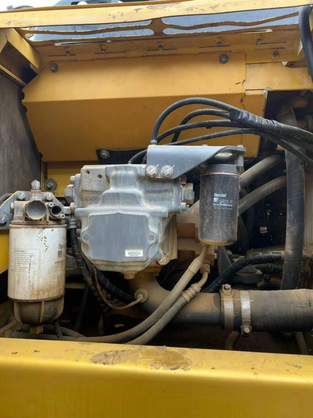 Buy Komatsu PC220-8M0 Used Excavator / 8