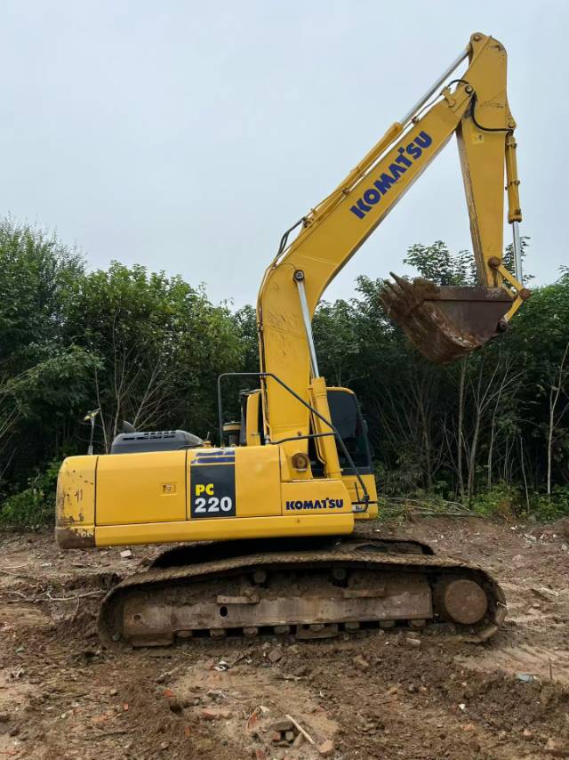 Buy Komatsu PC220-8M0 Used Excavator / 2