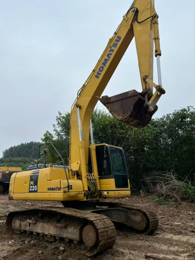Buy Komatsu PC220-8M0 Used Excavator / 4
