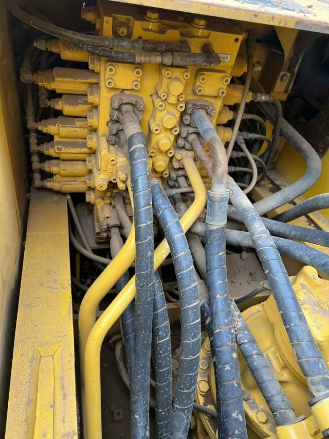 Buy Komatsu PC220-8M0 Used Excavator / 9
