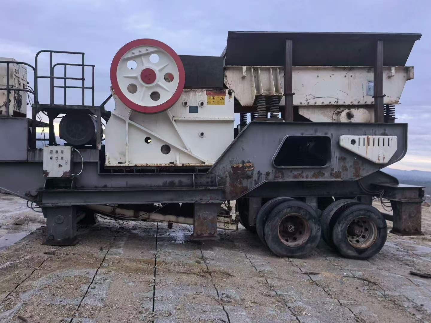 Comprar Trituradora de mandíbulas Sandvik QJ340 Usado trituradora
