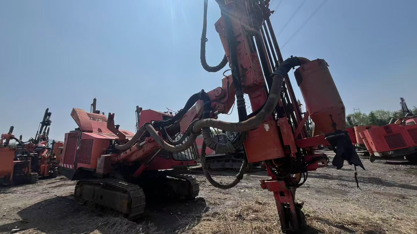 Compre Plataforma de Perforación Jumbo de perforación Sandvik DP1100 Usada / 4