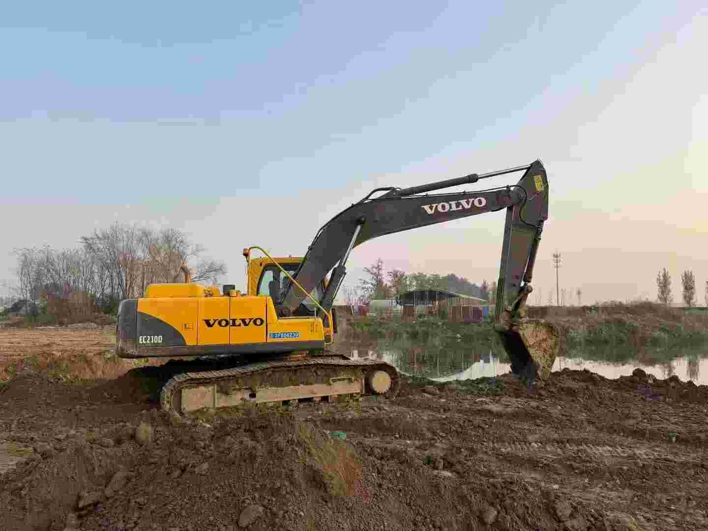 Buy Volvo 210D Used Excavator / 2