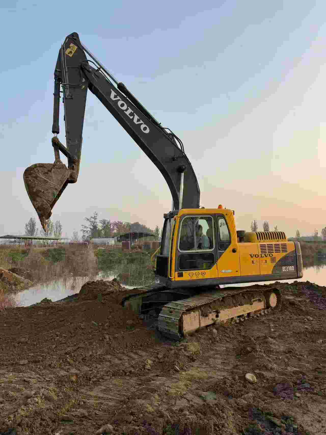 Buy Volvo 210D Used Excavator / 4