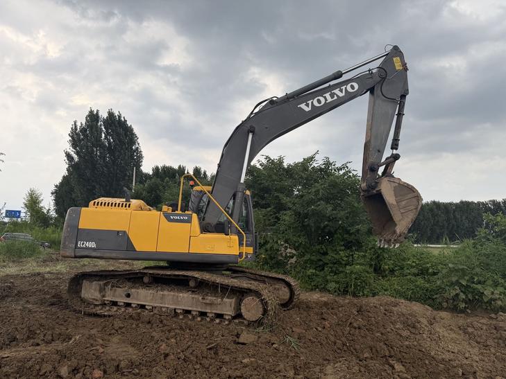 Buy Volvo 240BLC Used Excavator / 1