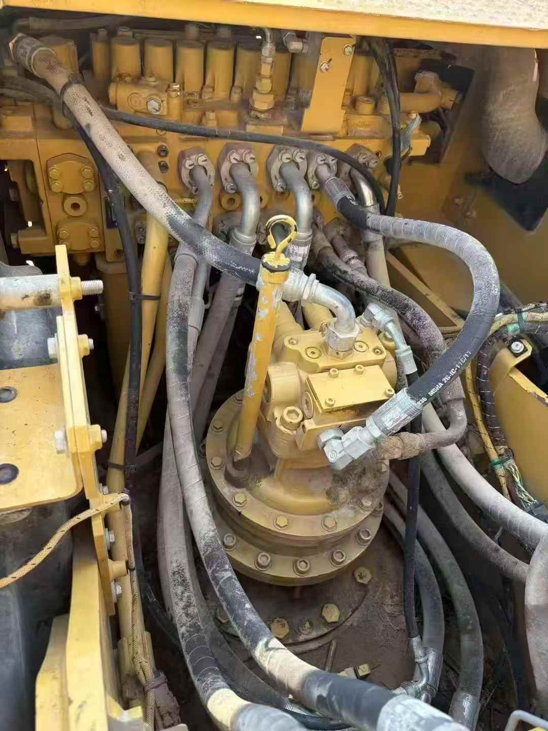 شراء حفارة Caterpillar 323 مستعملة / 6