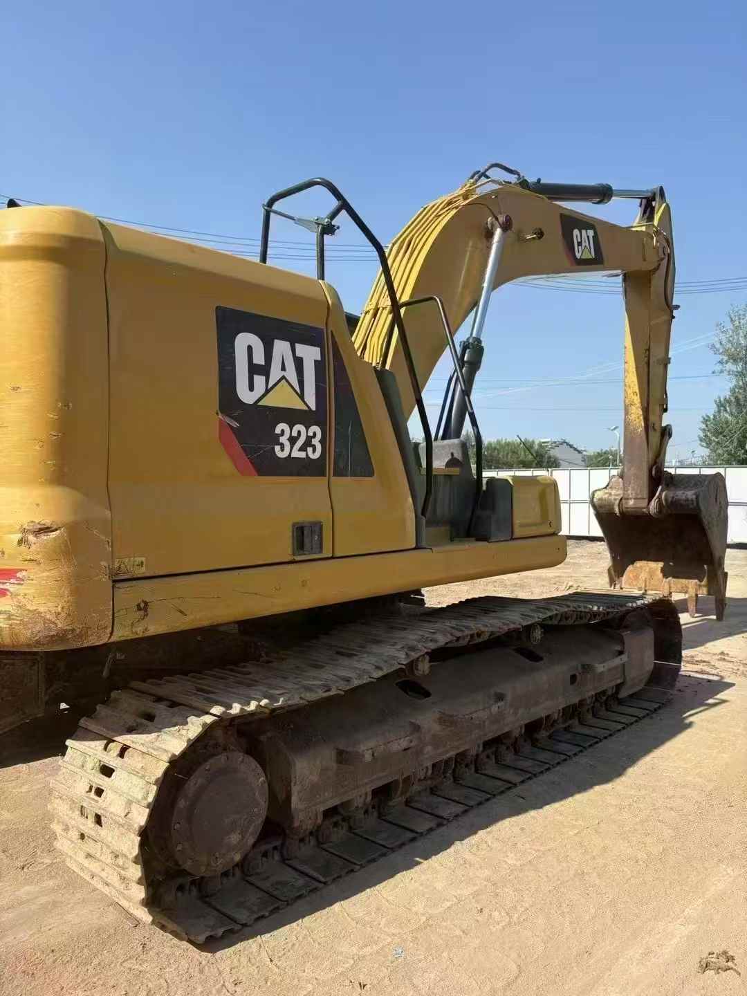 شراء حفارة Caterpillar 323 مستعملة / 2