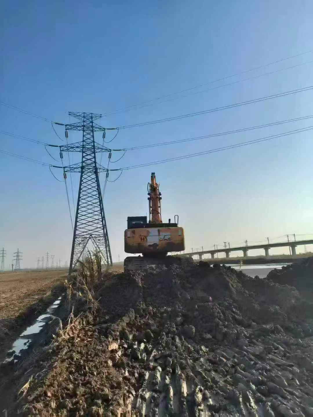 Used Hyundai R215-7 Excavator 2011 Model / 3