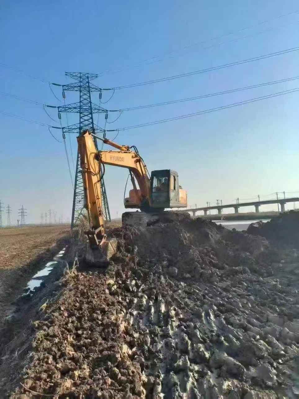 Used Hyundai R215-7 Excavator 2011 Model / 2