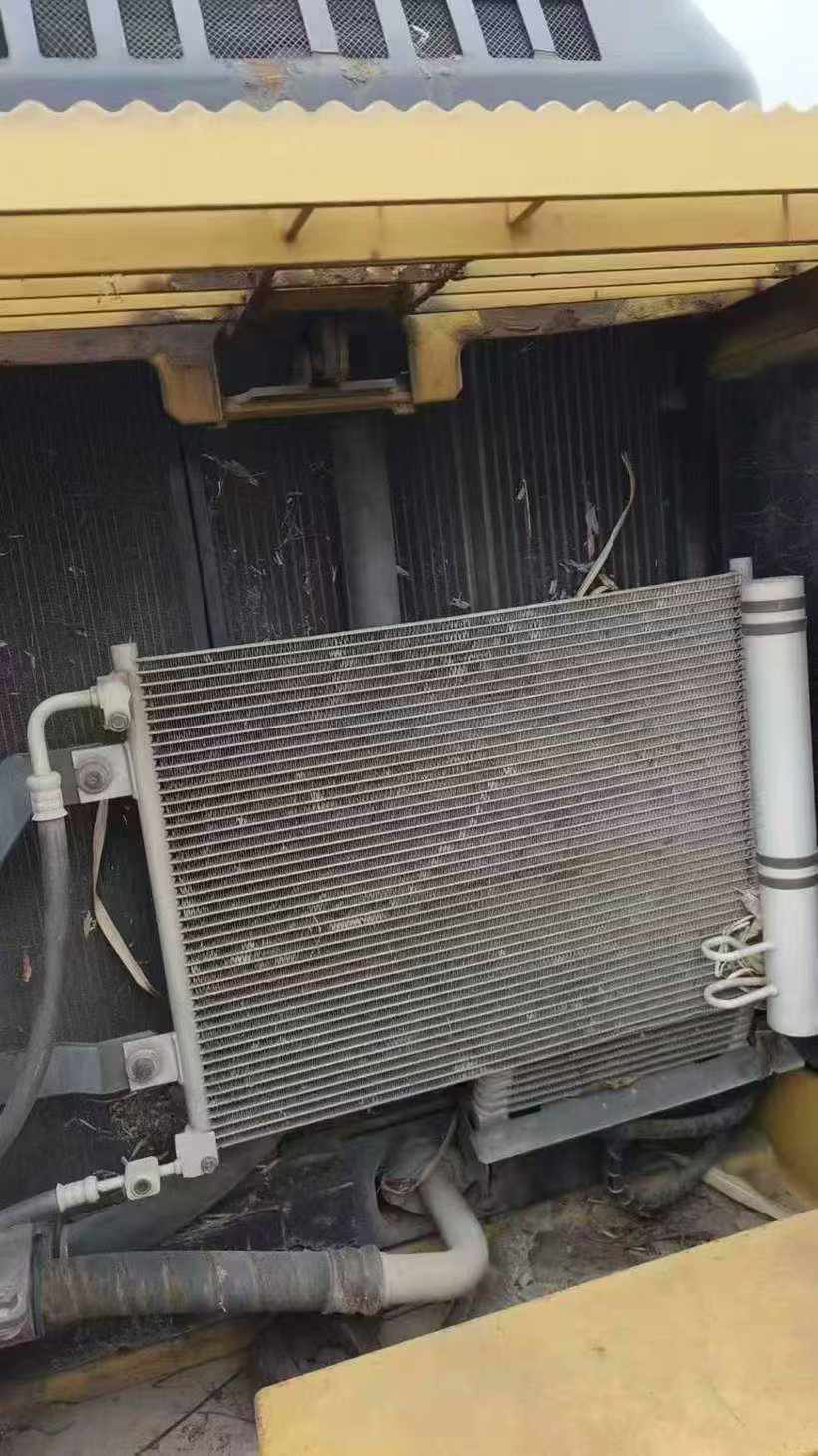 Used Komatsu PC220-8 Excavator 2010 Model / 4