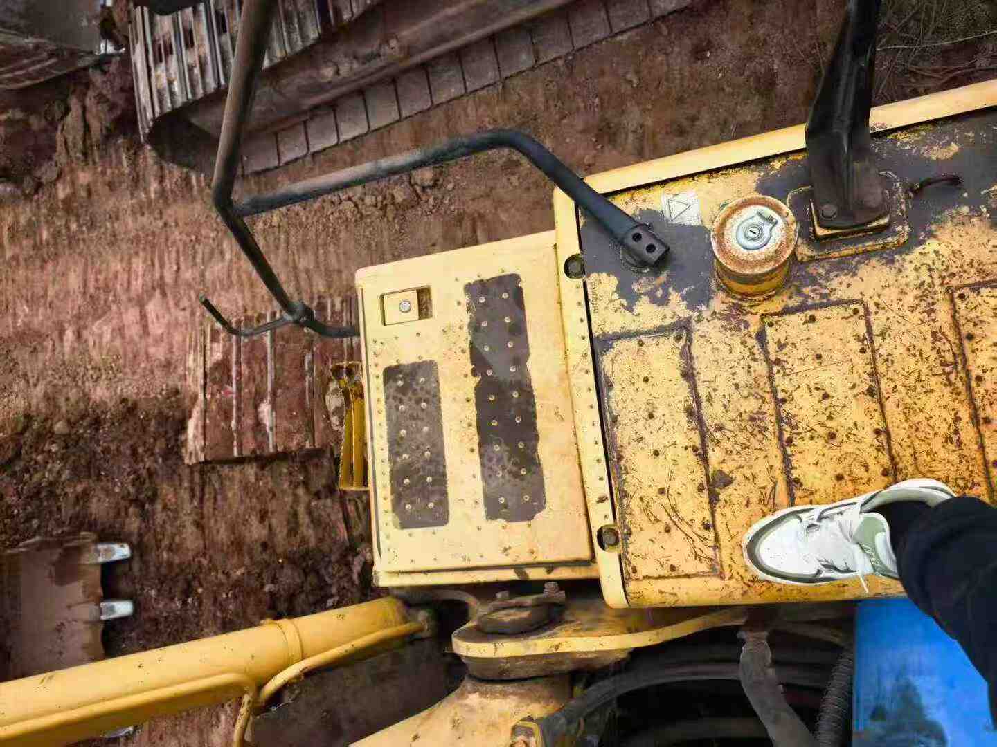 Used Komatsu PC220-8 Excavator 2016 Model / 3