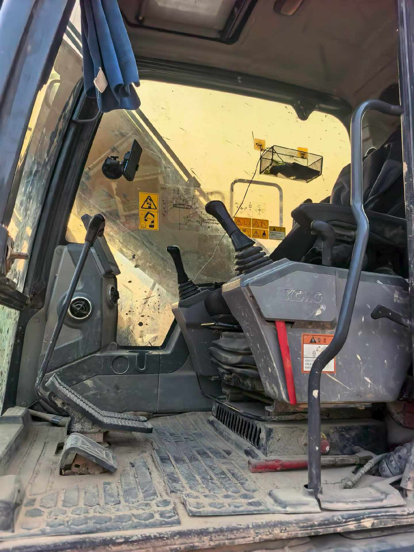 Used XCMG XE215DA Excavator 2020 Model / 6