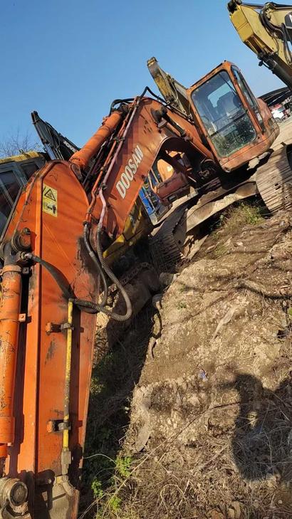 Buy Doosan DH220-7 Used Excavator / 1