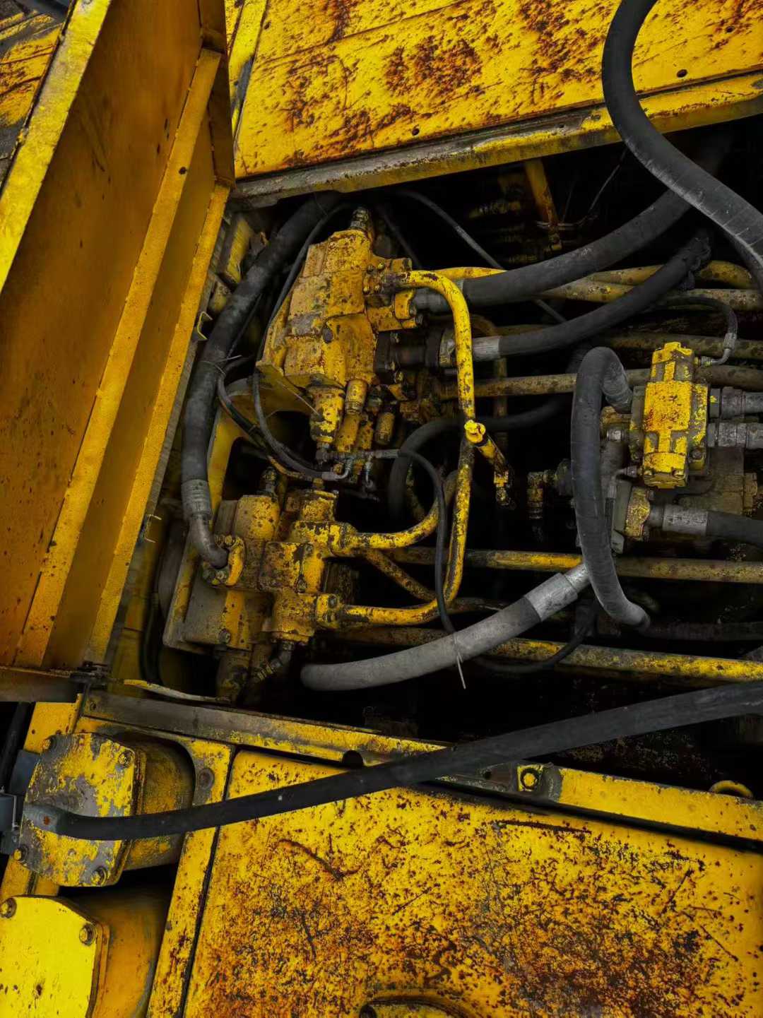 Used Komatsu PC650 Excavator 2016 Model / 3