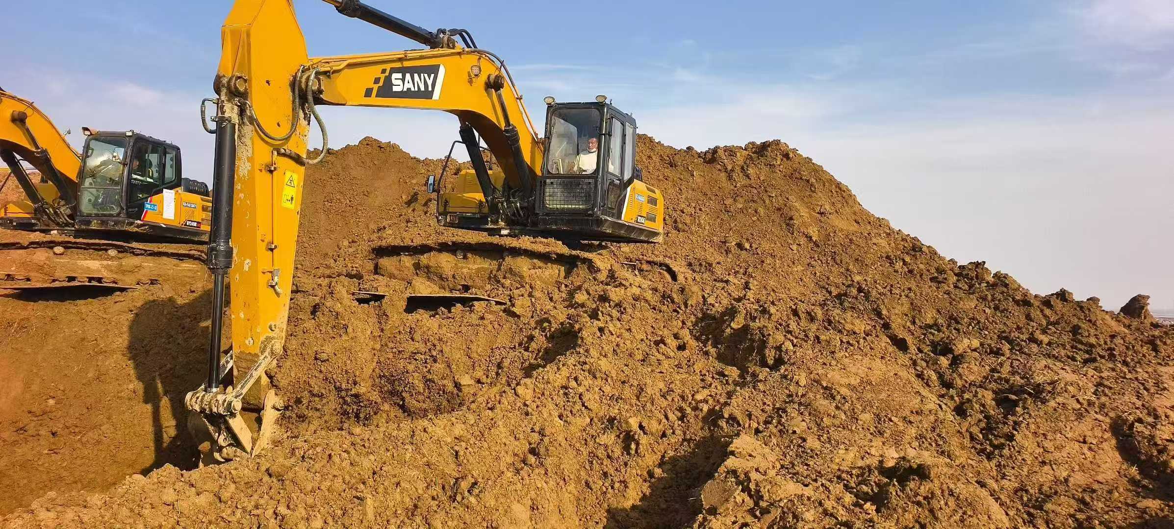 Used Sany SY245H Excavator 2016 Model / 2