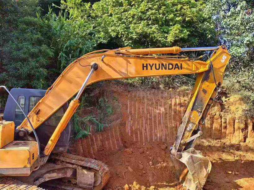 Used Hyundai R215-7 Excavator 2016 Model / 4