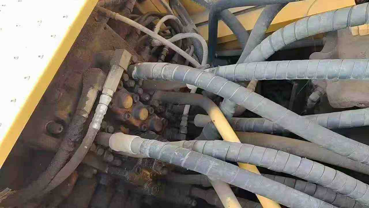 Used Komatsu PC210 Excavator 2012 Model / 4