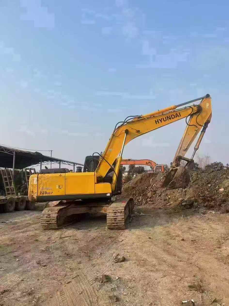 Used Hyundai R225-7 Excavator 2012 Model / 3