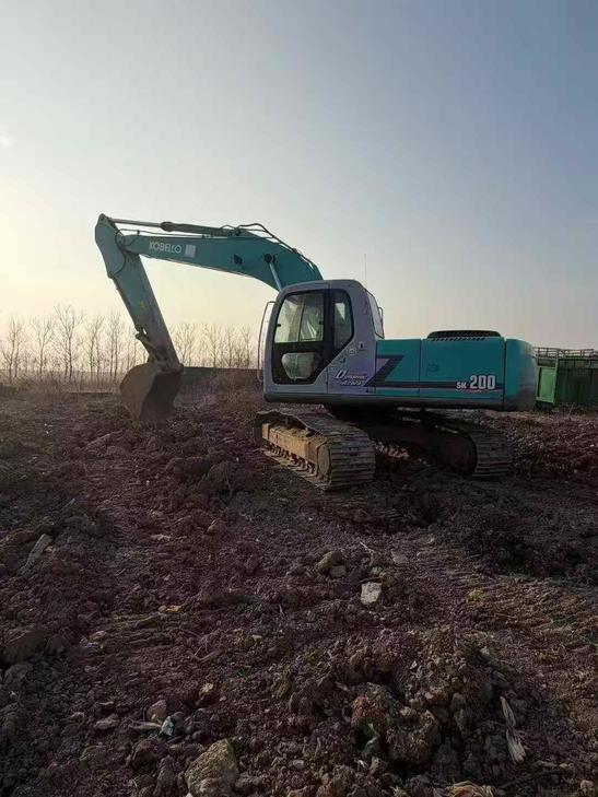 Buy Kobelco SK200 Used Excavator / 1