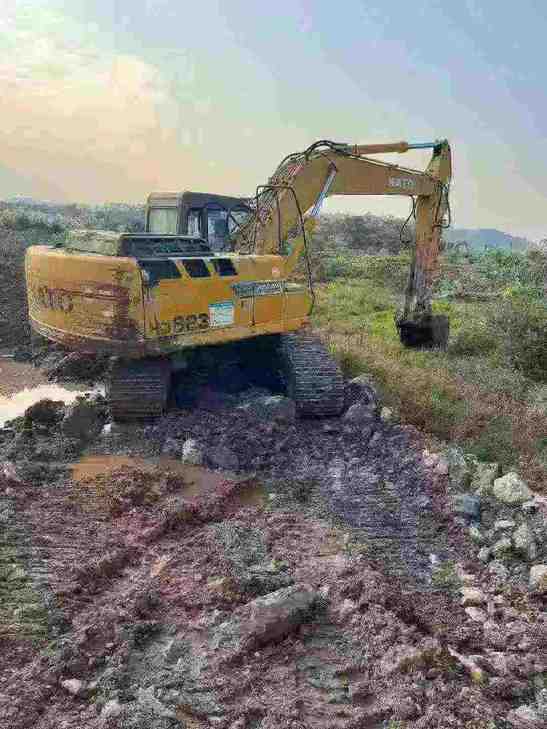 Buy Kato HD820V Used Excavator / 1