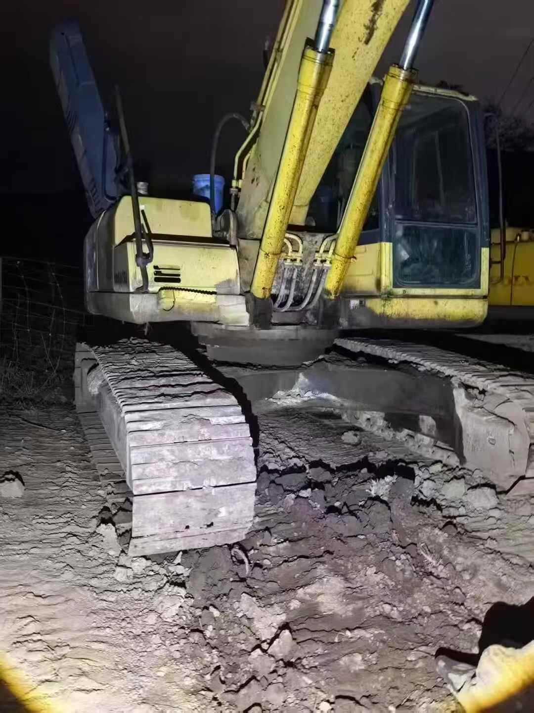 Used Komatsu PC220 Excavator 2016 Model / 3