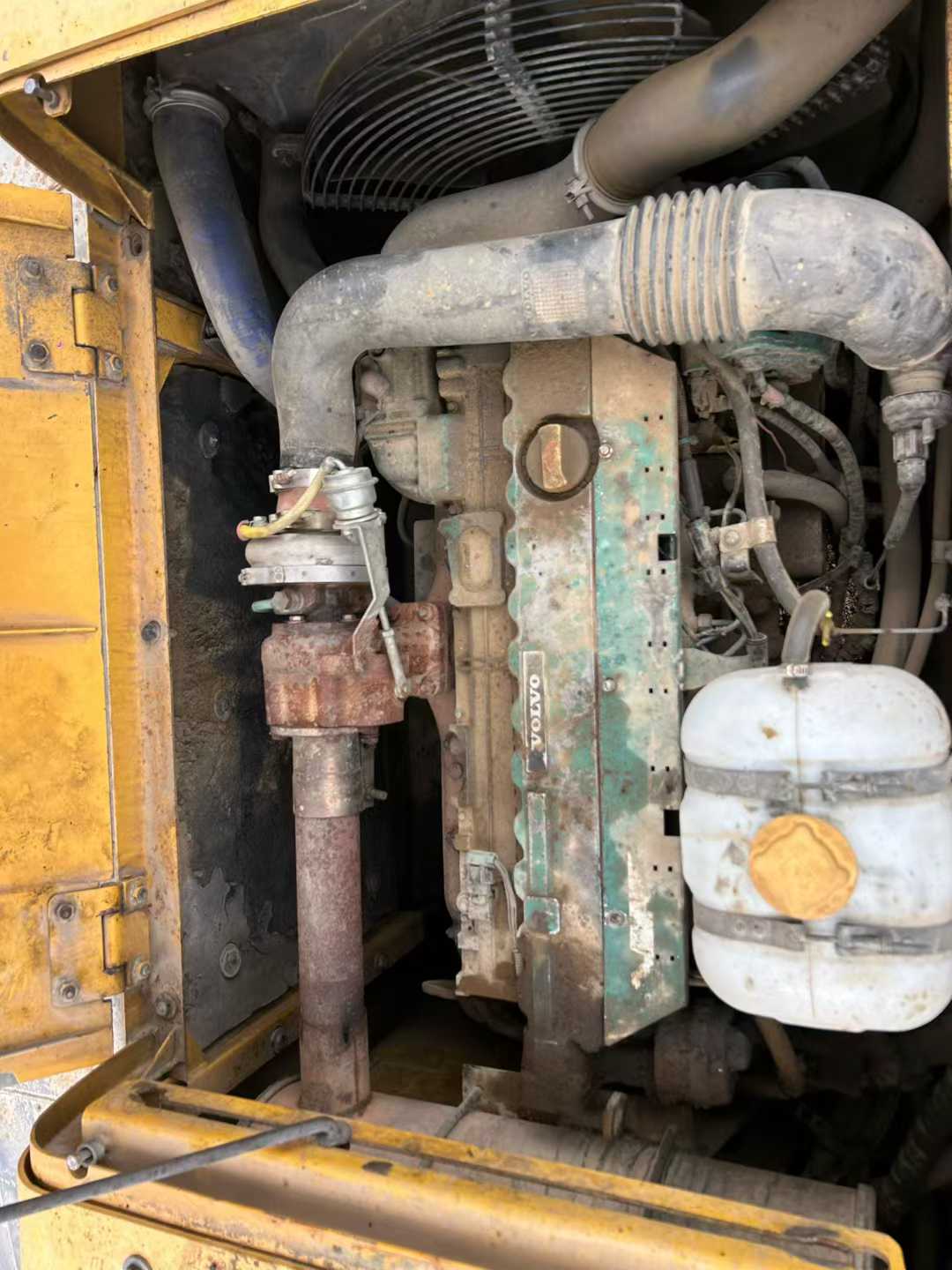 Used Volvo EW210C Excavator 2013 Model / 3