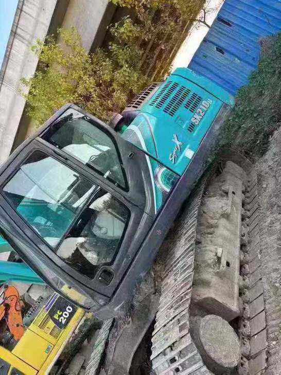 Buy Kobelco SK200 Used Excavator / 1