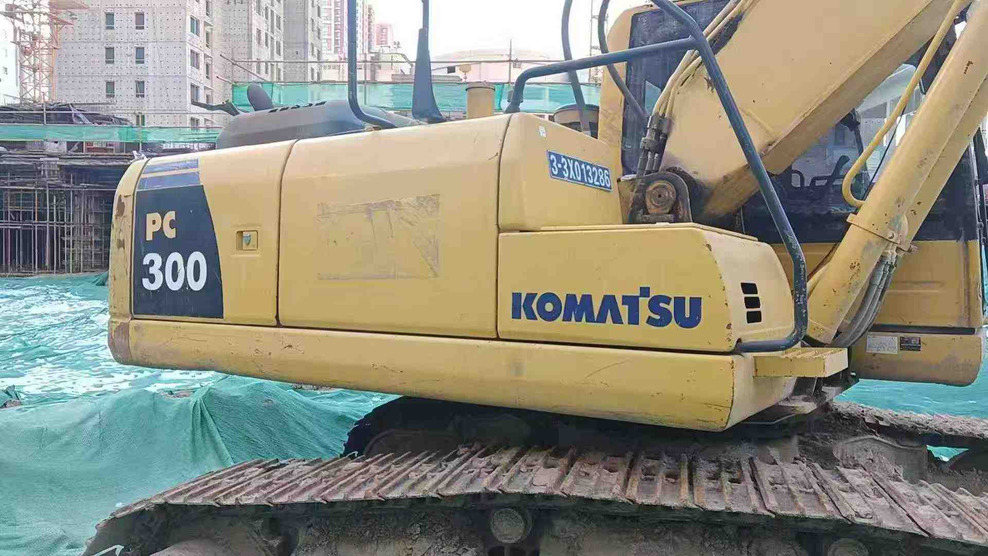 Used Komatsu PC200 Excavator 2013 Model / 3