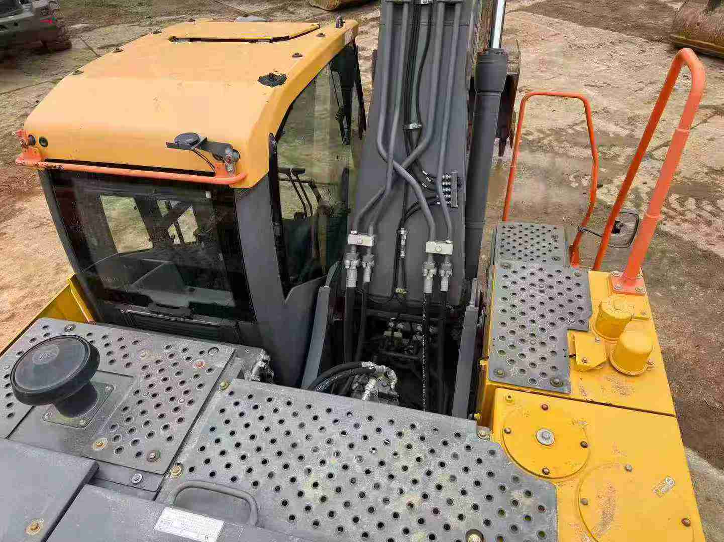 Used Volvo EC200 Excavator 2021 Model / 8