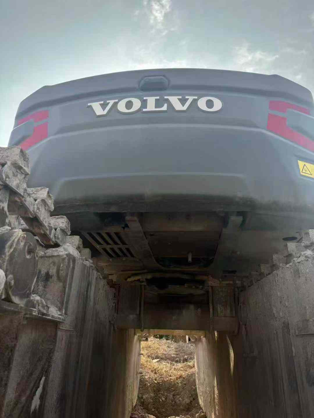 Used Volvo EC200 Excavator 2022 Model / 3