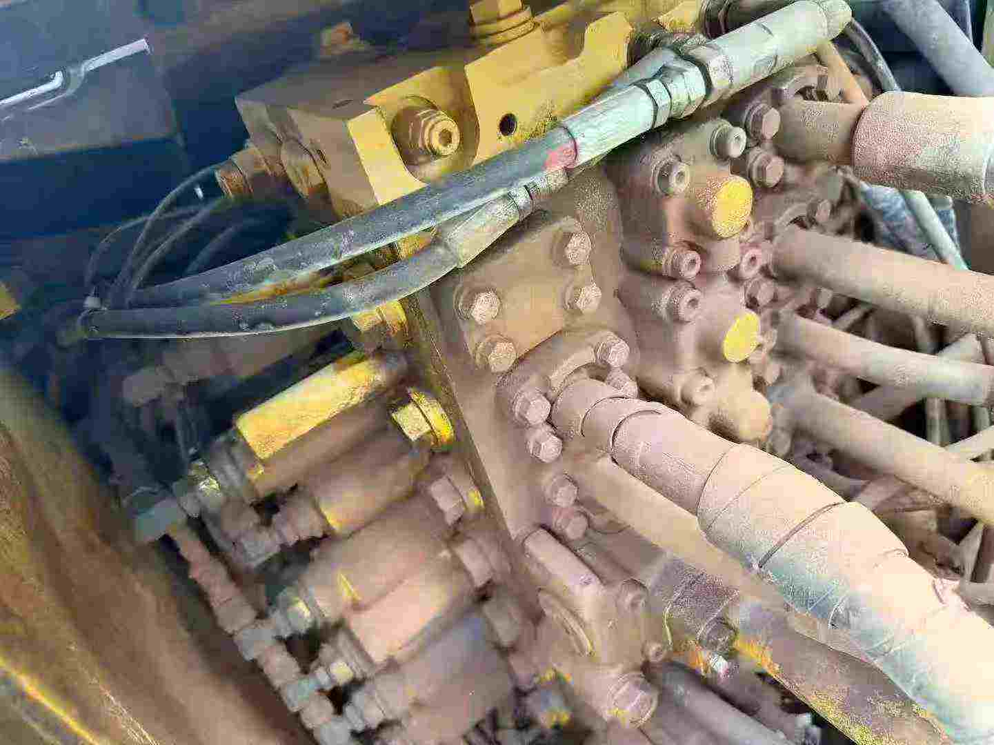 Used Komatsu PC220 Excavator 2019 Model / 4