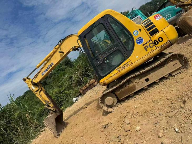 Buy Komatsu PC60-7 Used Excavator / 1