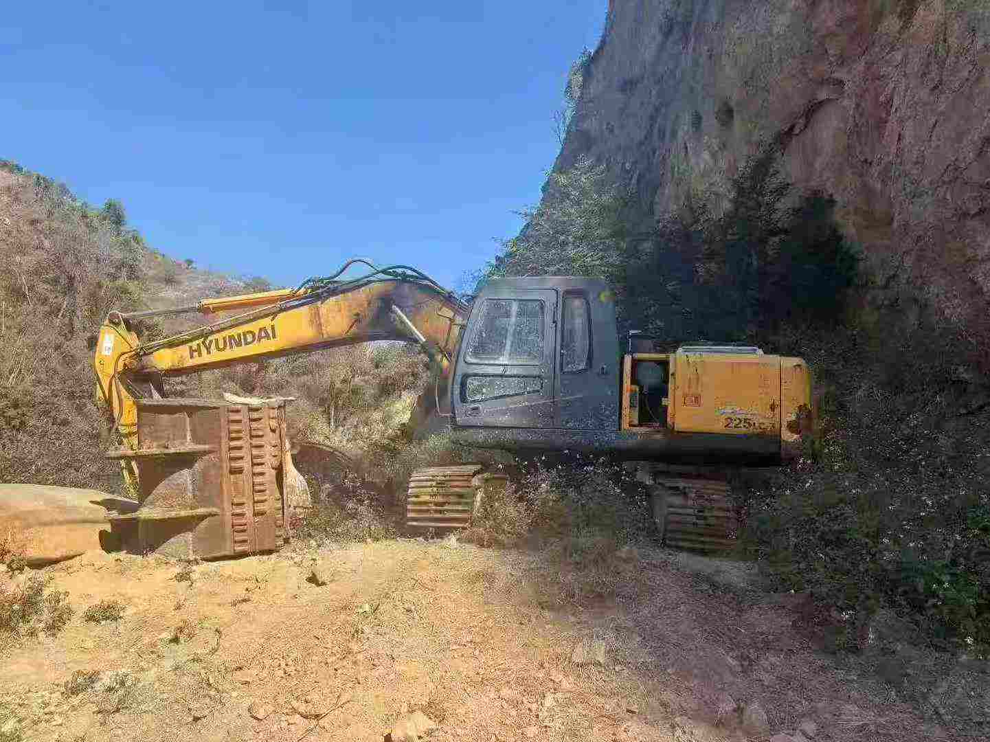 Used Hyundai R225-7 Excavator 2016 Model / 4