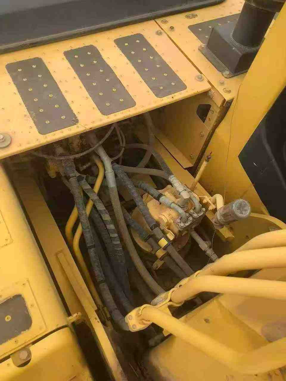 Used Komatsu PC220 Excavator 2019 Model / 4