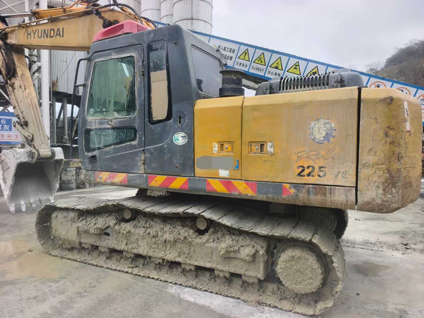 Used Hyundai R215VSN Excavator 2011 Model / 3