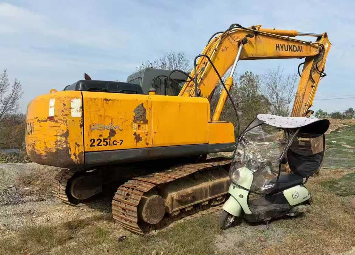 Used Hyundai R215-7 Excavator 2009 Model / 8