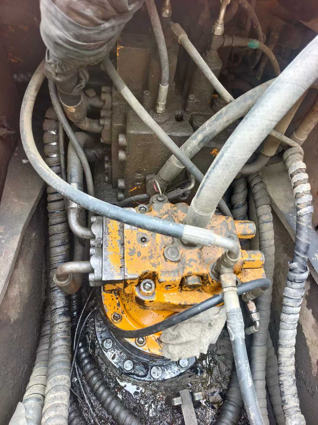 Used Hyundai R215VSN Excavator 2011 Model / 7