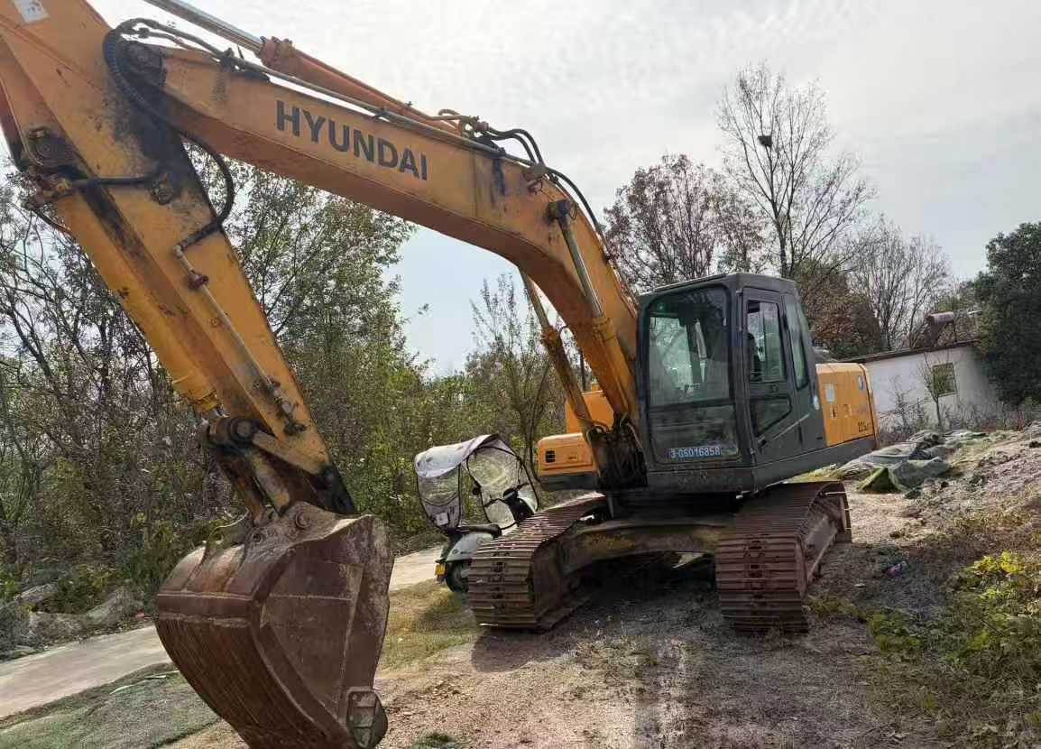 Used Hyundai R215-7 Excavator 2009 Model / 6