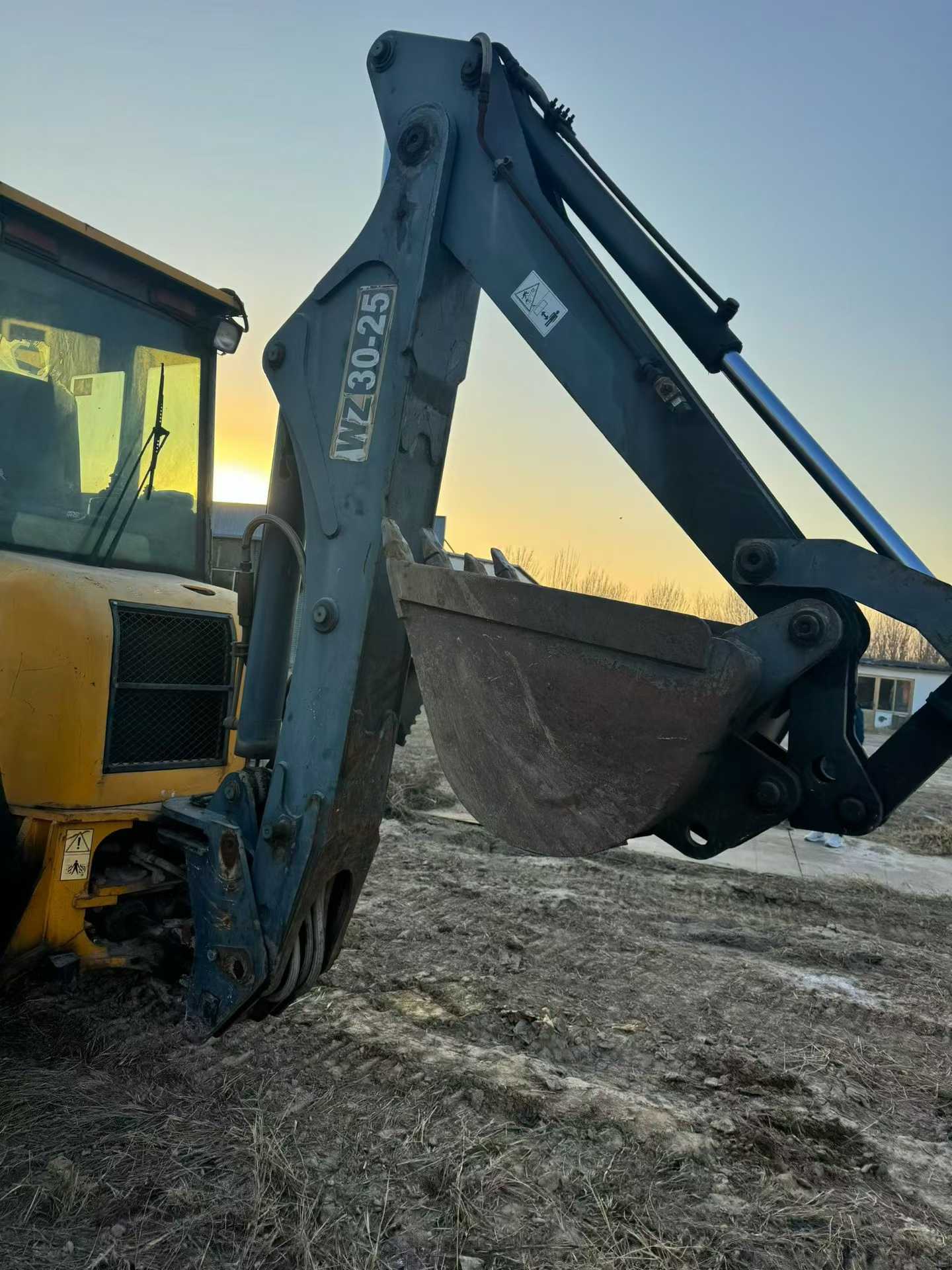 Used XCMG ZL30E Excavator 2016 Model / 4