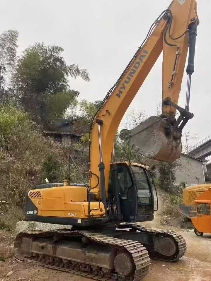 Used Hyundai R225LVS Excavator 2016 Model / 2