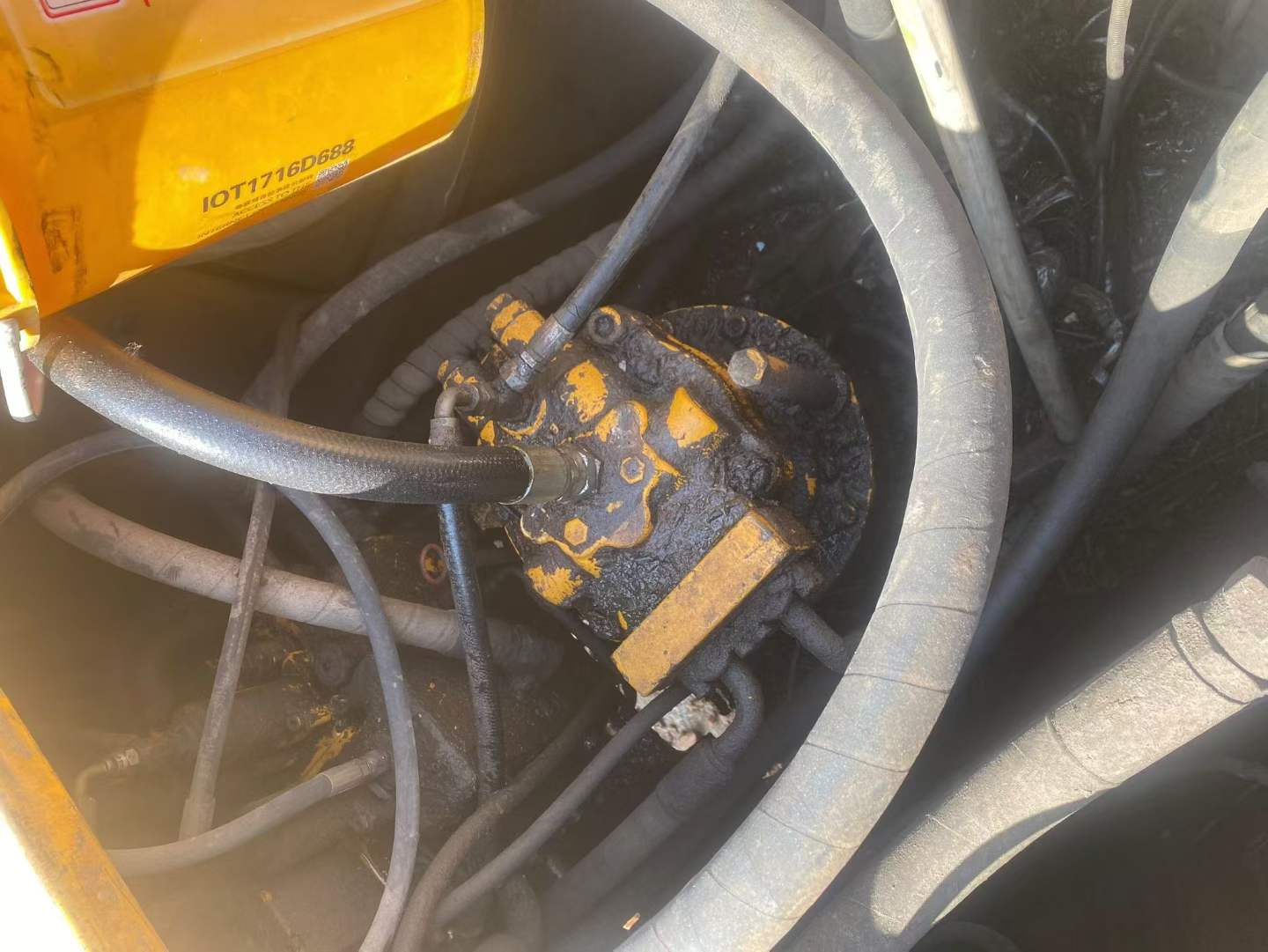 Used Hyundai R215-7 Excavator 2010 Model / 6