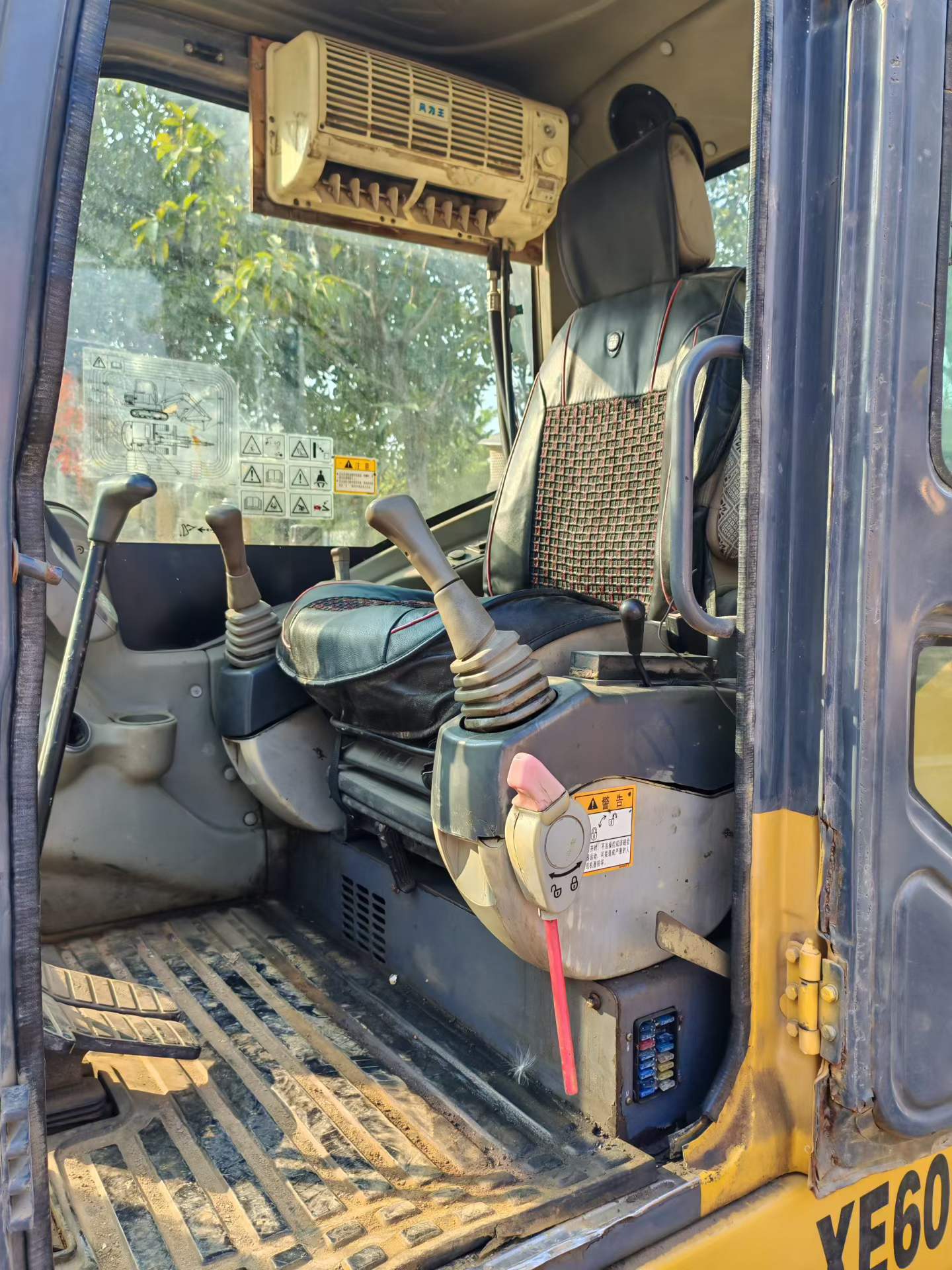 Used XCMG XE60 Excavator 2016 Model / 5