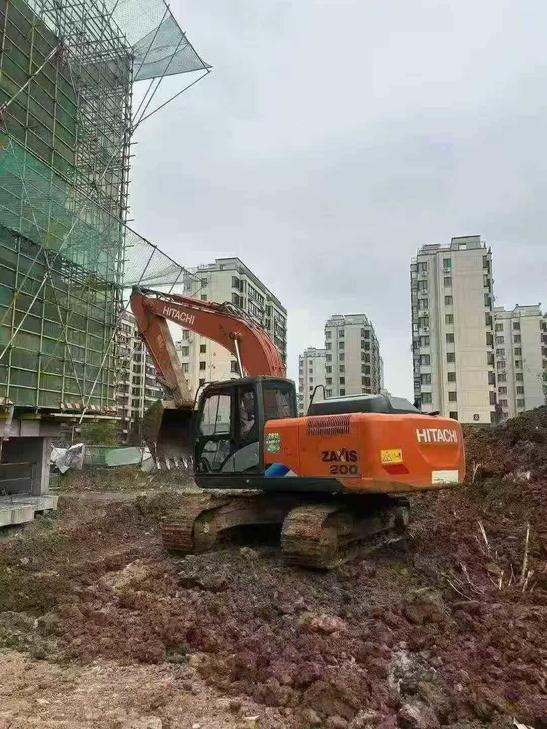 Buy Hitachi ZAXIS200 Used Excavator / 1