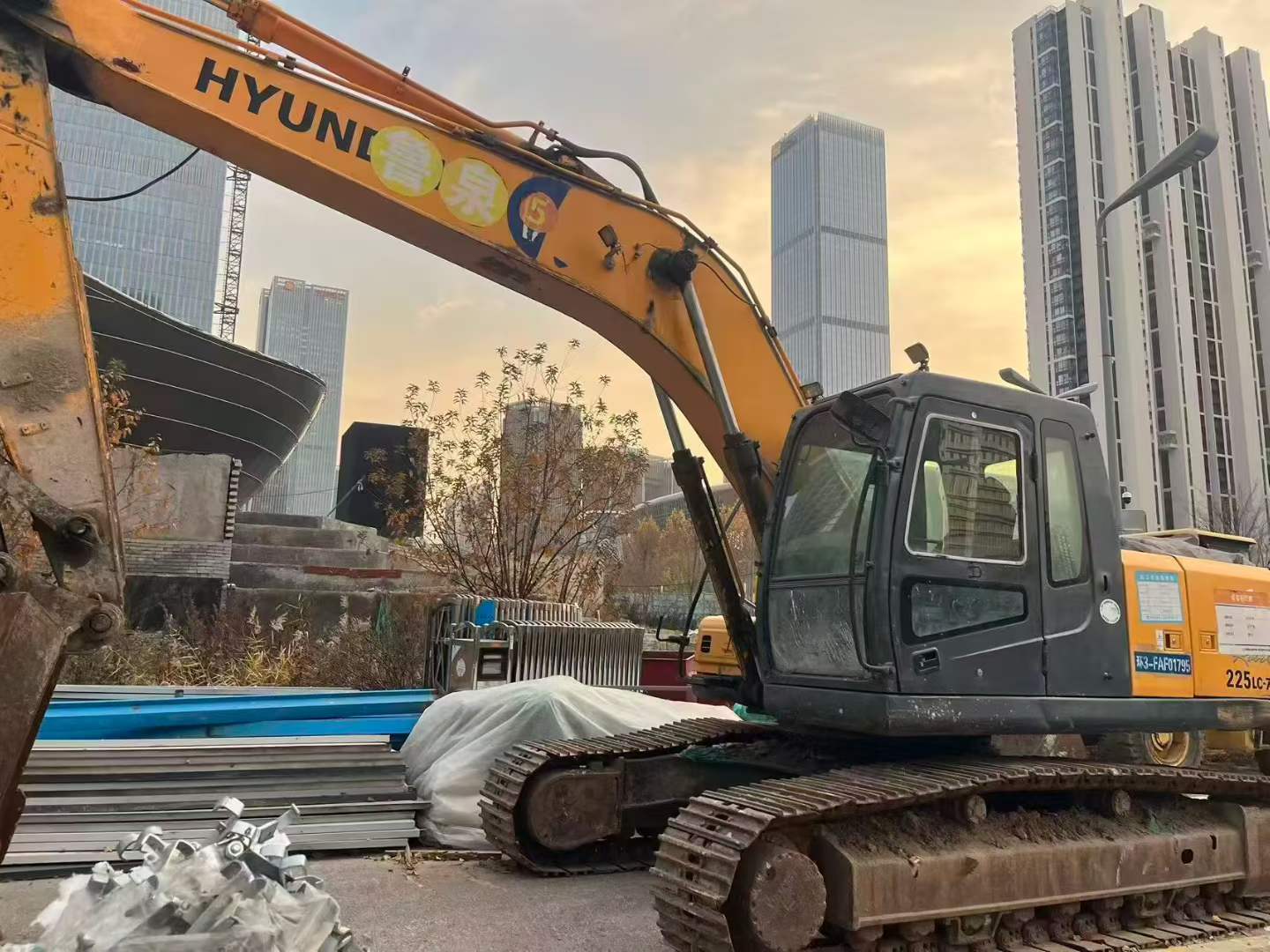 Used Hyundai R225LVS Excavator 2011 Model / 7