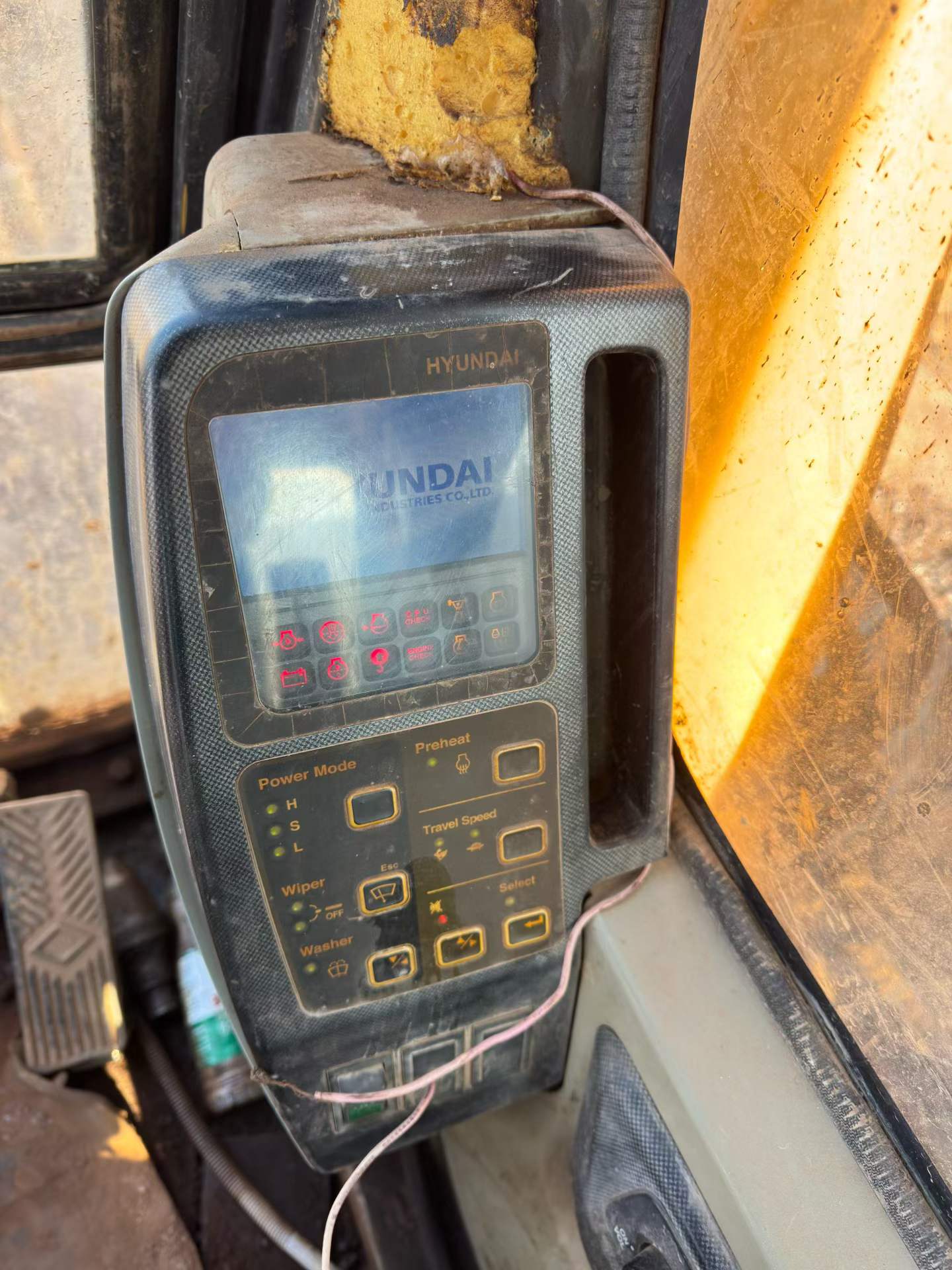 Used Hyundai R215-7 Excavator 2010 Model / 4