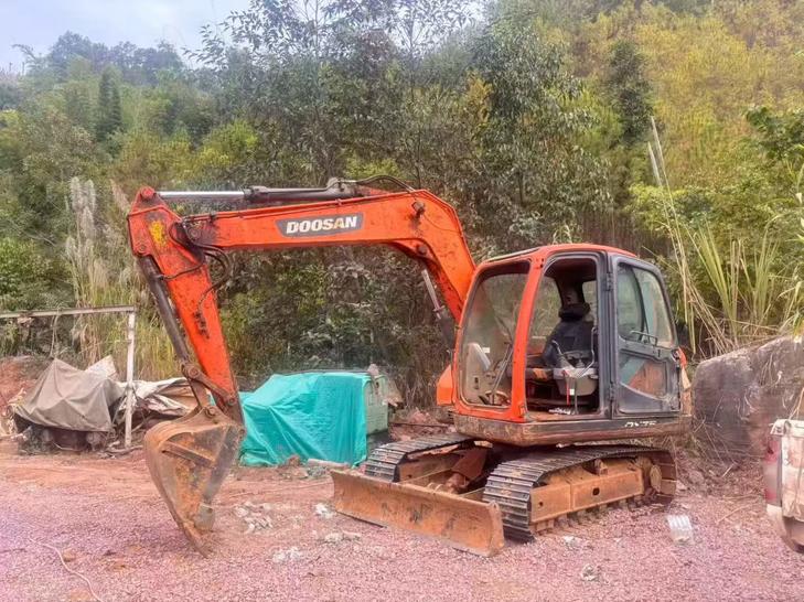 Buy Doosan DX75 Used Excavator / 1