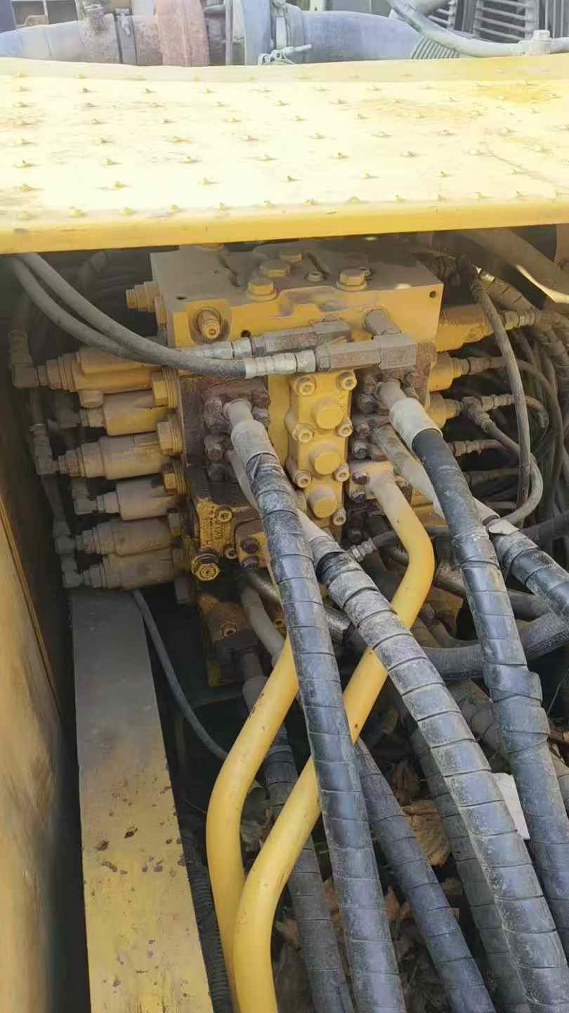 Used Komatsu PC210-8 Excavator 2010 Model / 3