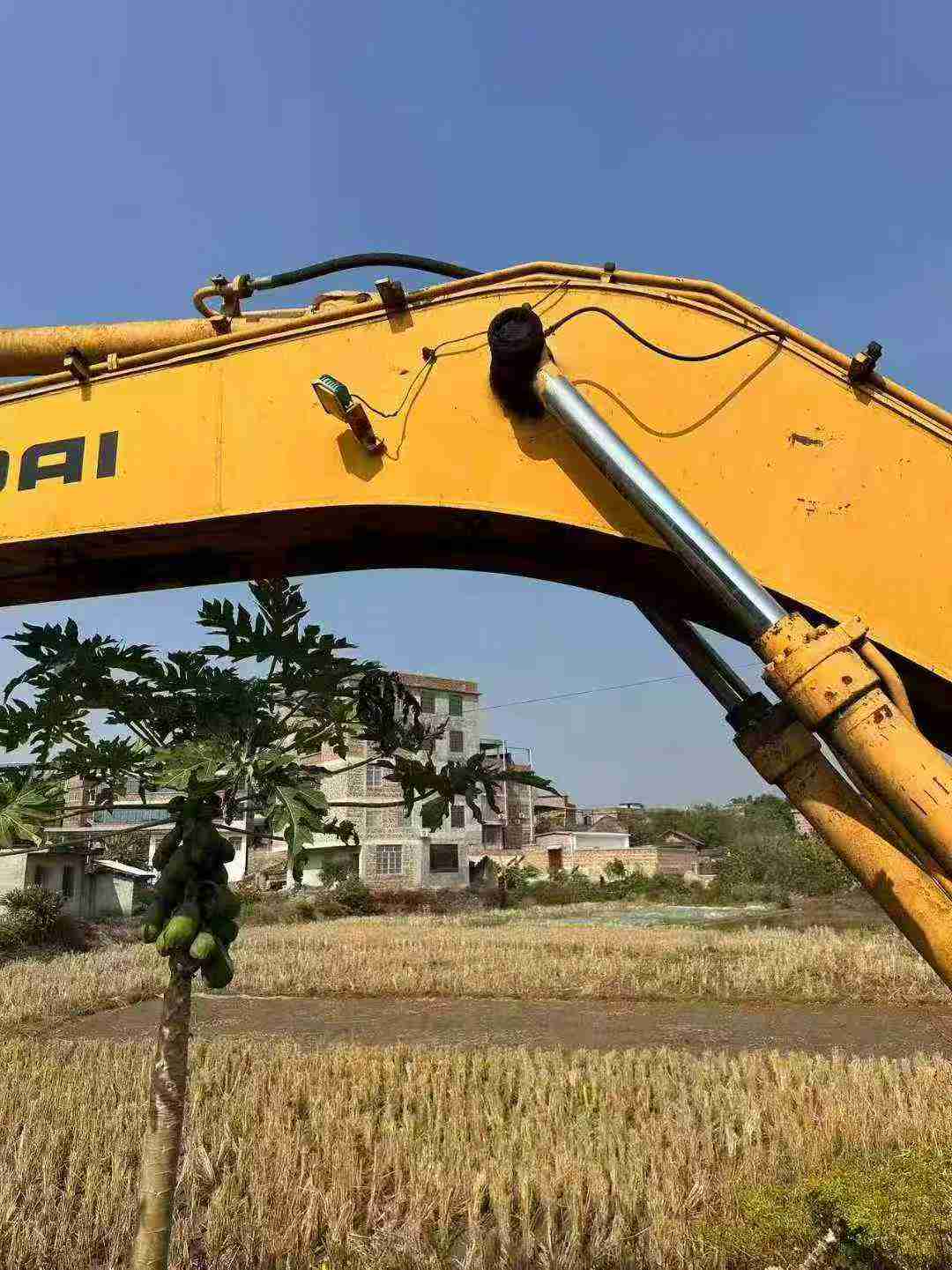 Used Hyundai R305LVS Excavator 2011 Model / 7