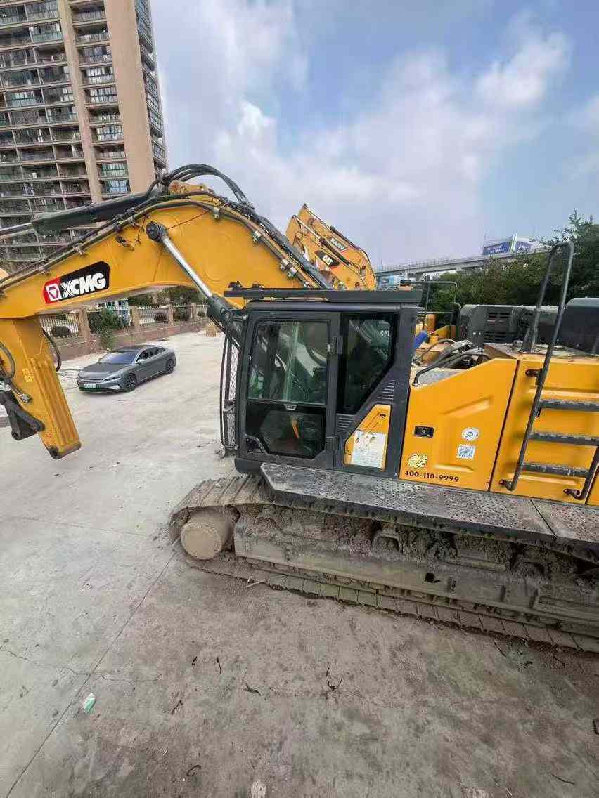 Used XCMG LW220 Excavator 2023 Model / 8